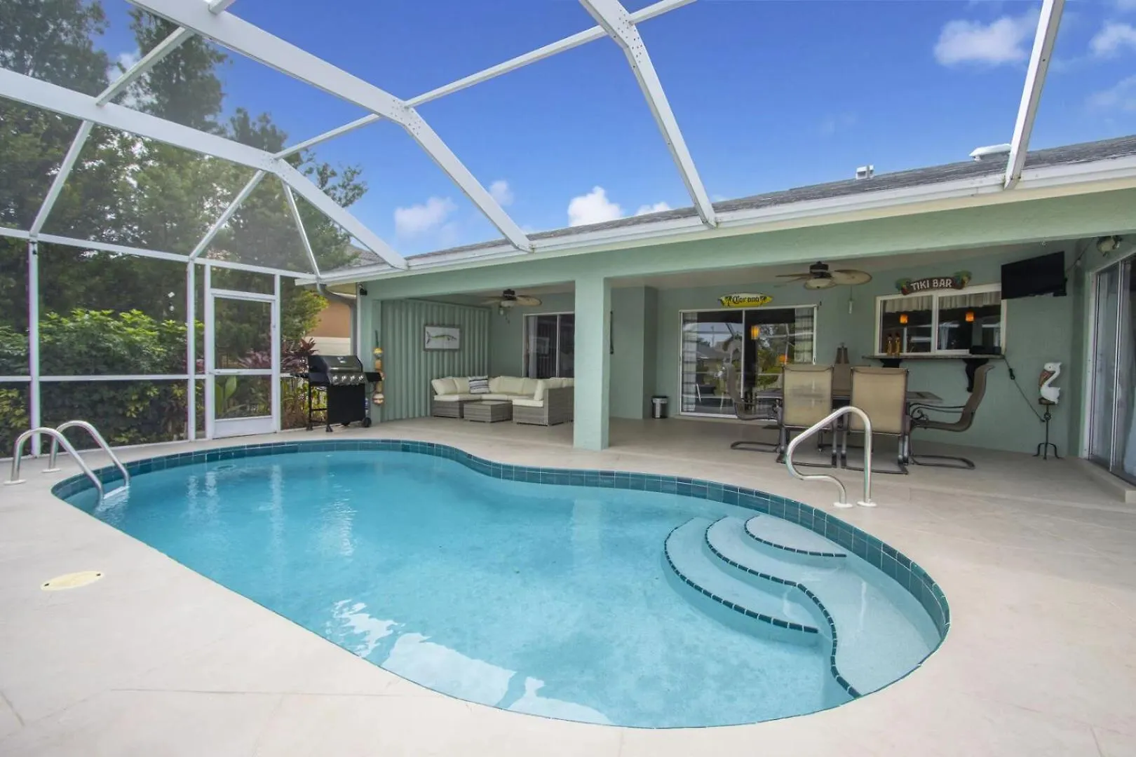 Tropical Breeze Canal Waterfront Home, Heated Pool *