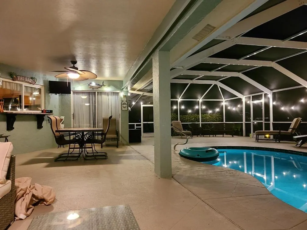 Holiday home Tropical Breeze Canal Waterfront Home, Heated Pool Cape Coral
