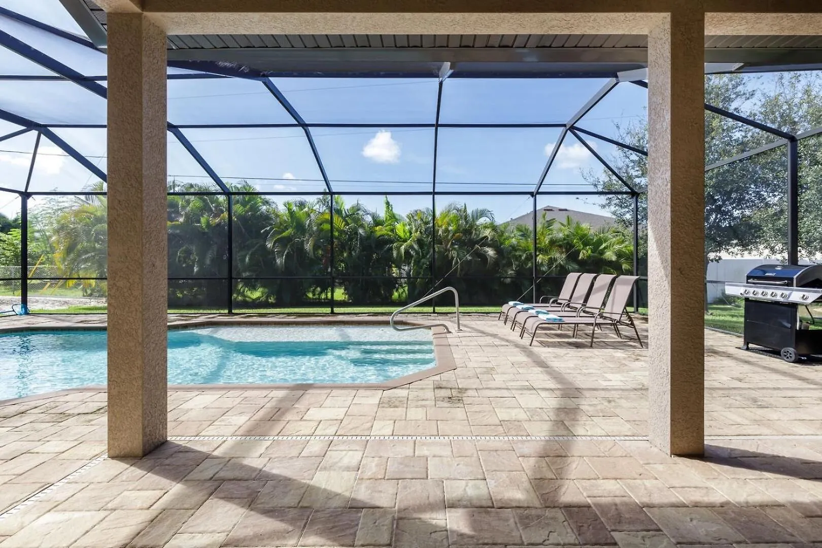 Great Location, Minutes To The Beach, Two Heated Pools , Sleeps 17! - Pelican Junction - Roelens Cape Coral