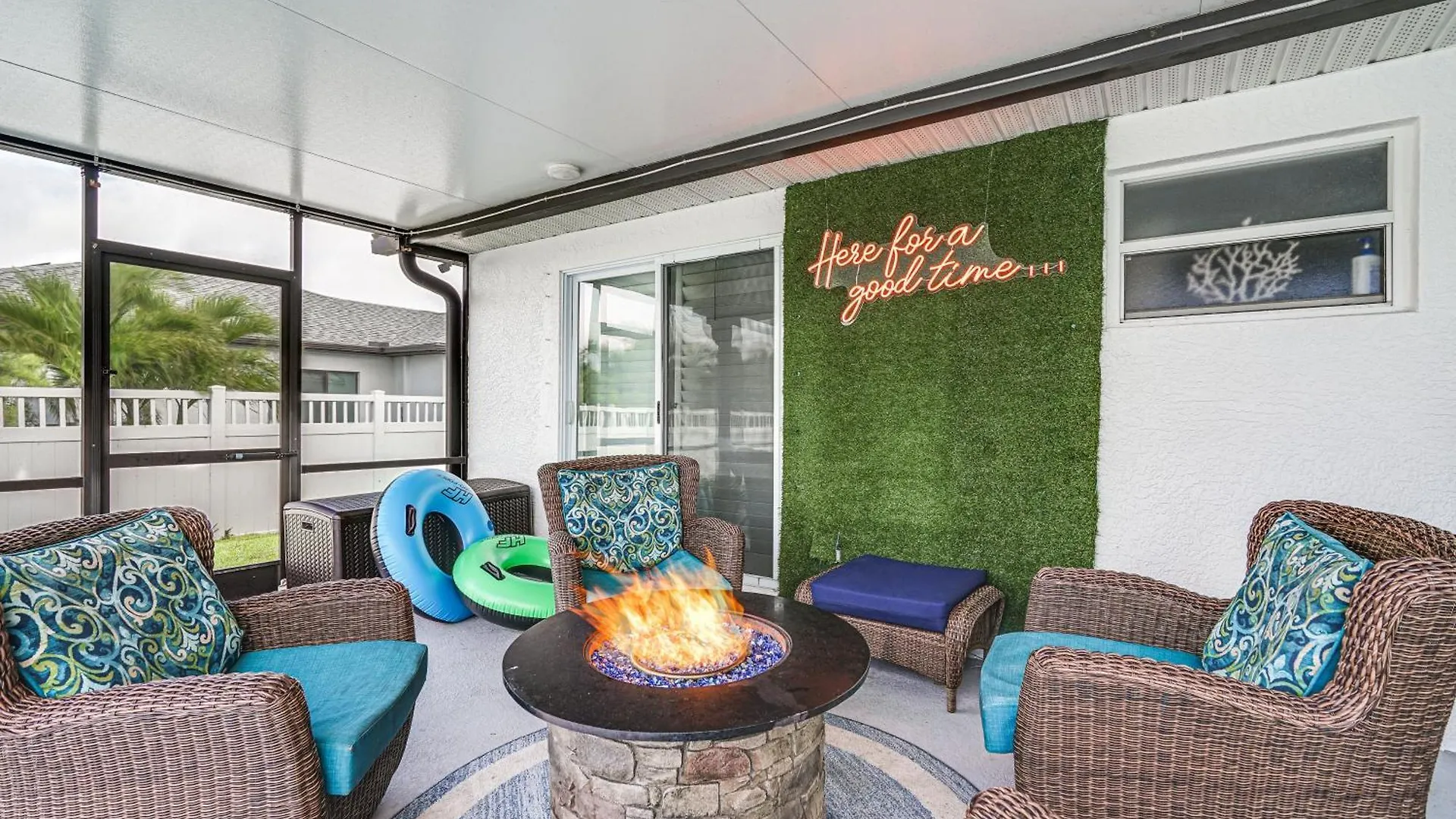 Chic Oasis With Pool 5 Mi To Beach! *