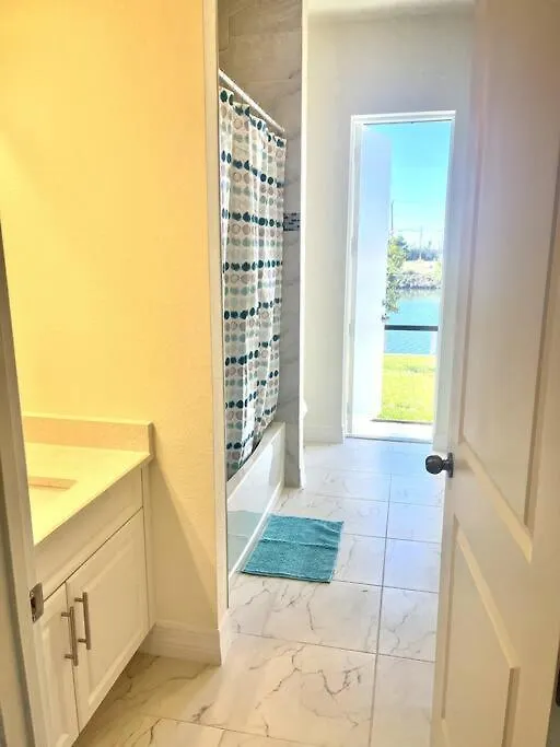 Holiday home New 4 Bed House On A Canal Facing South & Door Ramp, Near Golf Course And Softball *