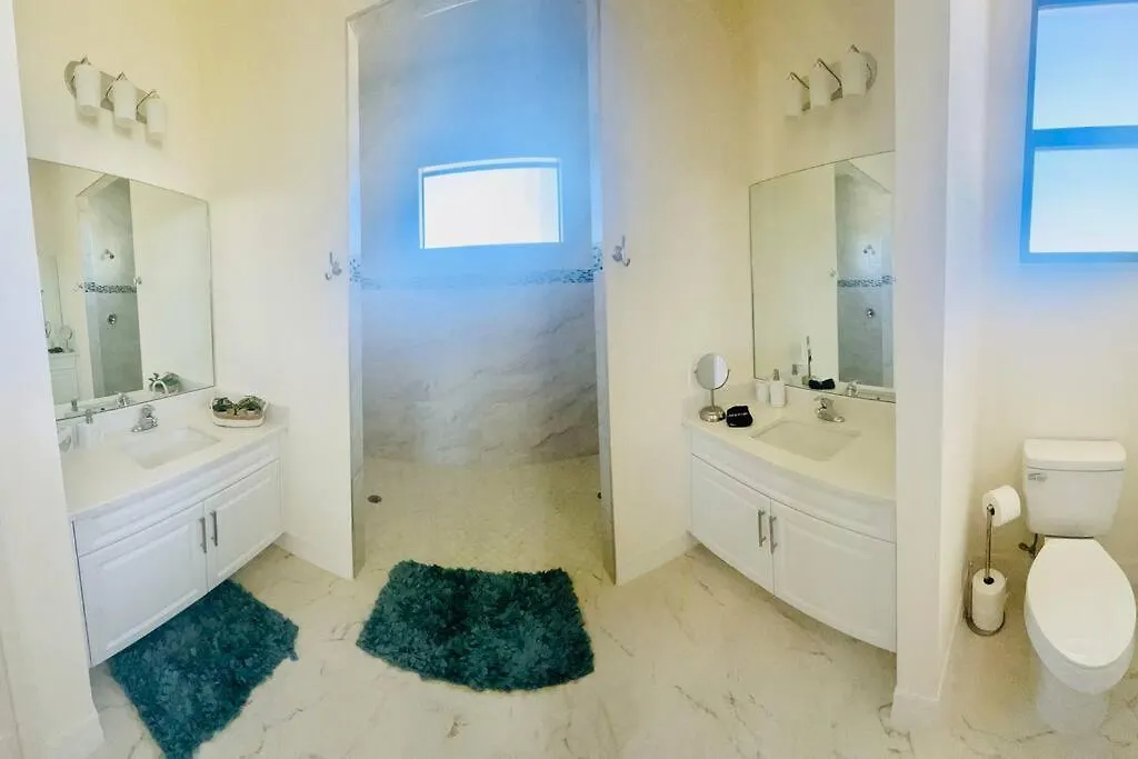 New 4 Bed House On A Canal Facing South & Door Ramp, Near Golf Course And Softball Holiday home Cape Coral