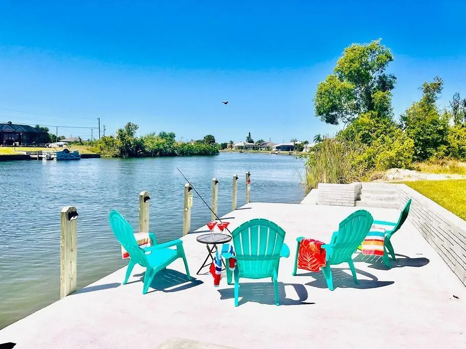 Holiday home New 4 Bed House On A Canal Facing South & Door Ramp, Near Golf Course And Softball Cape Coral