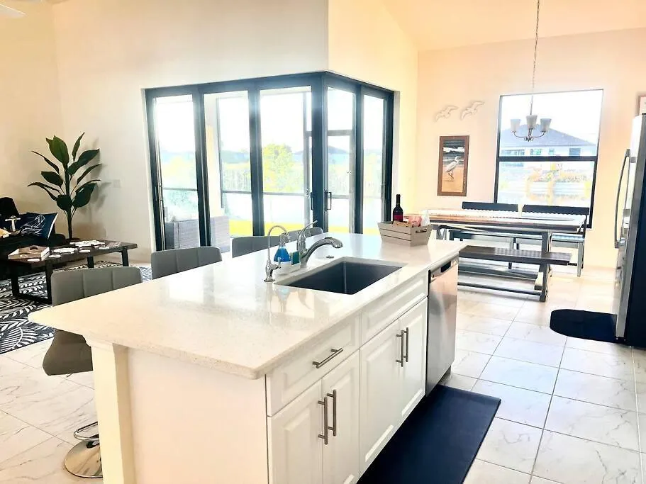 Holiday home New 4 Bed House On A Canal Facing South & Door Ramp, Near Golf Course And Softball