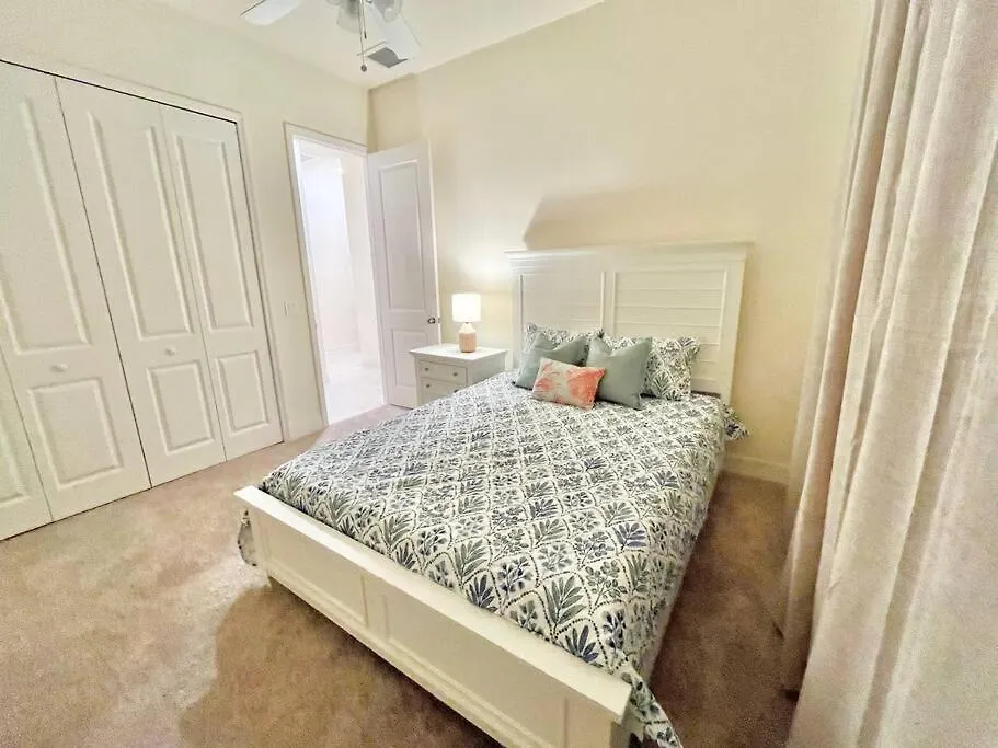 New 4 Bed House On A Canal Facing South & Door Ramp, Near Golf Course And Softball Holiday home Cape Coral