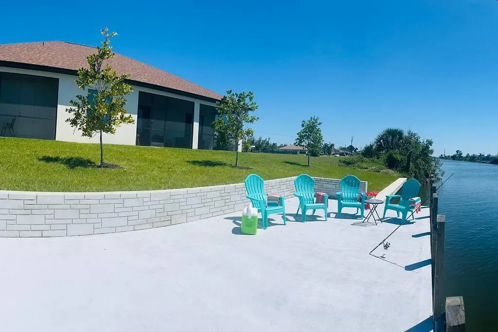 New 4 Bed House On A Canal Facing South & Door Ramp, Near Golf Course And Softball Holiday home Cape Coral