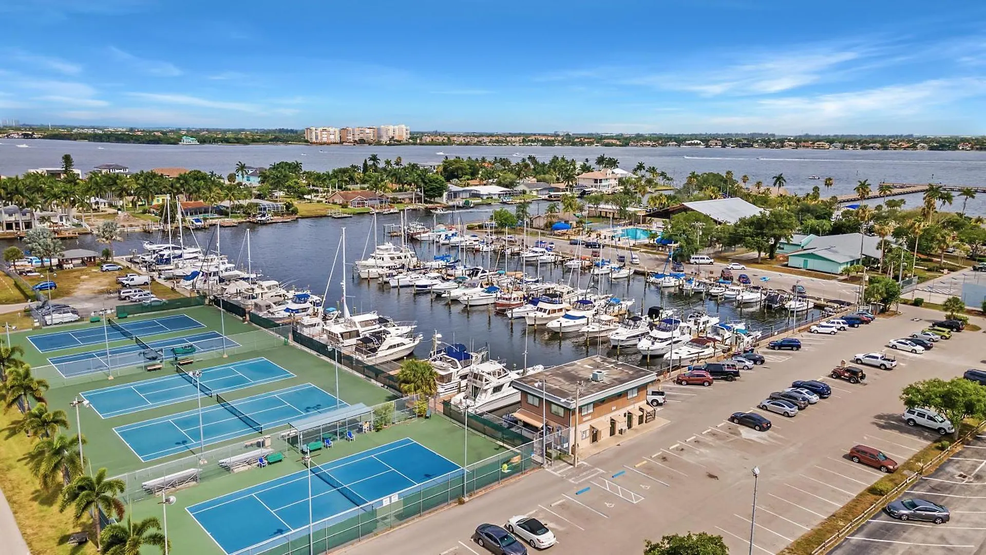 Holiday home Luxury Waterfront Pool, & Dock- Direct Gulf Access, Kayaks Walk To Beach!