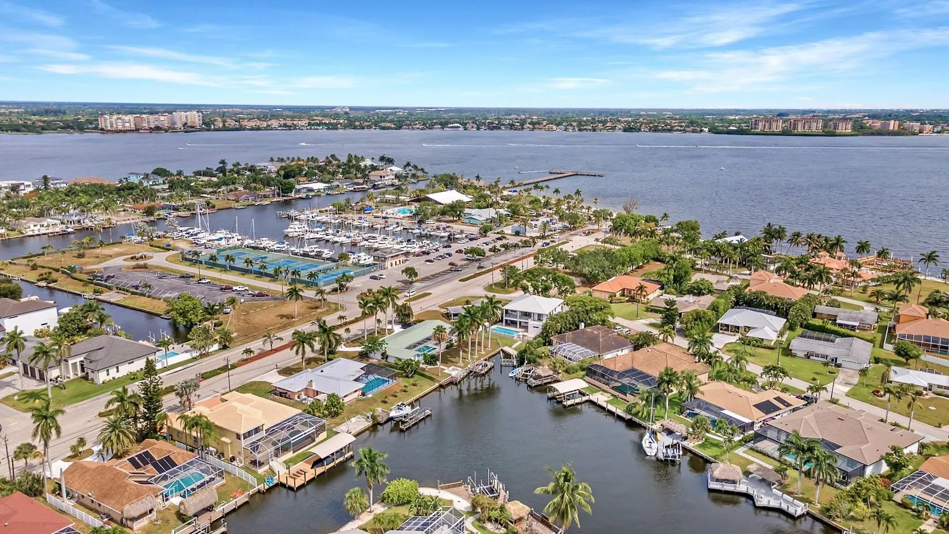 Luxury Waterfront Pool, & Dock- Direct Gulf Access, Kayaks Walk To Beach! Cape Coral