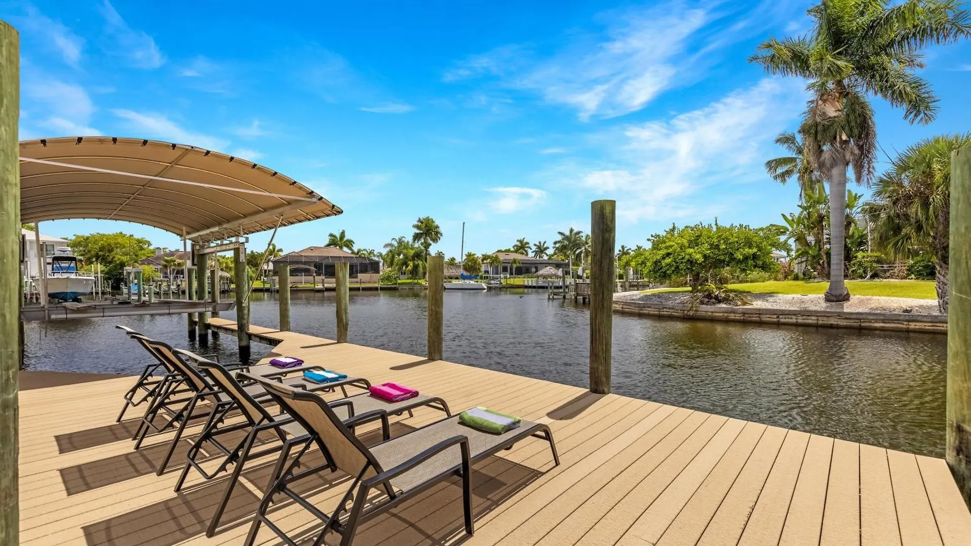 Luxury Waterfront Pool, & Dock- Direct Gulf Access, Kayaks Walk To Beach! Cape Coral