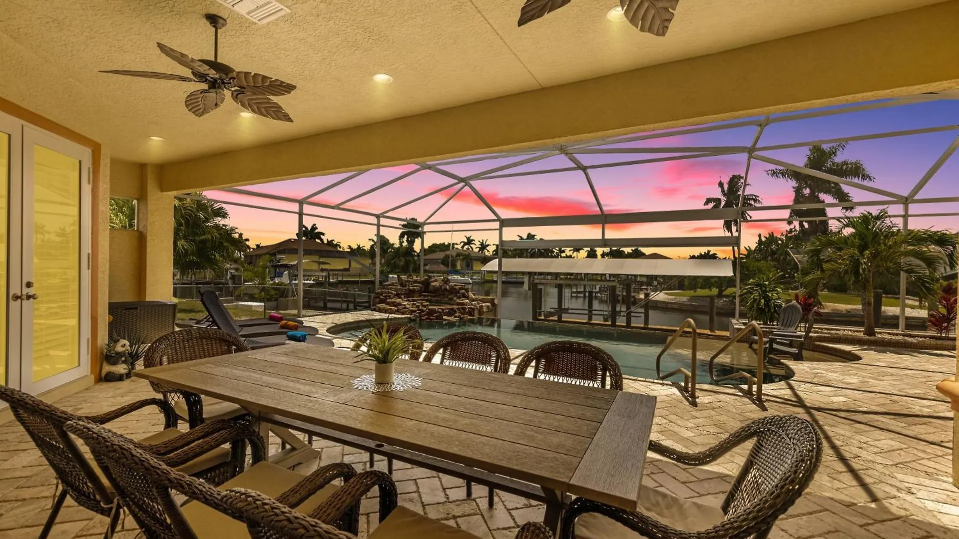 Holiday home Luxury Waterfront Pool, & Dock- Direct Gulf Access, Kayaks Walk To Beach!