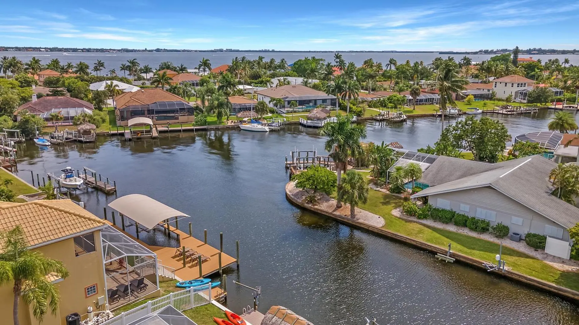 Luxury Waterfront Pool, & Dock- Direct Gulf Access, Kayaks Walk To Beach! Cape Coral