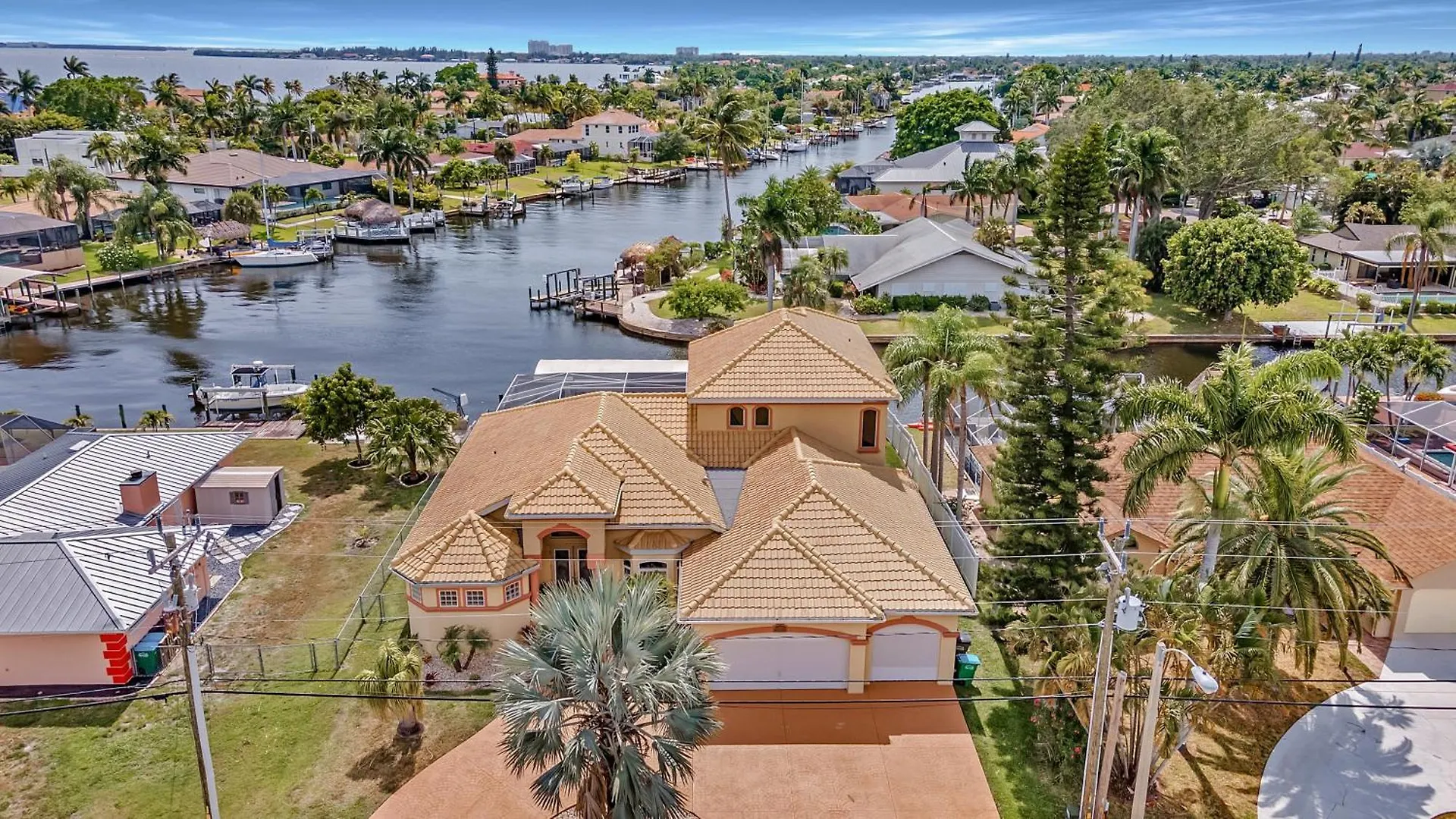 Holiday home Luxury Waterfront Pool, & Dock- Direct Gulf Access, Kayaks Walk To Beach! Cape Coral