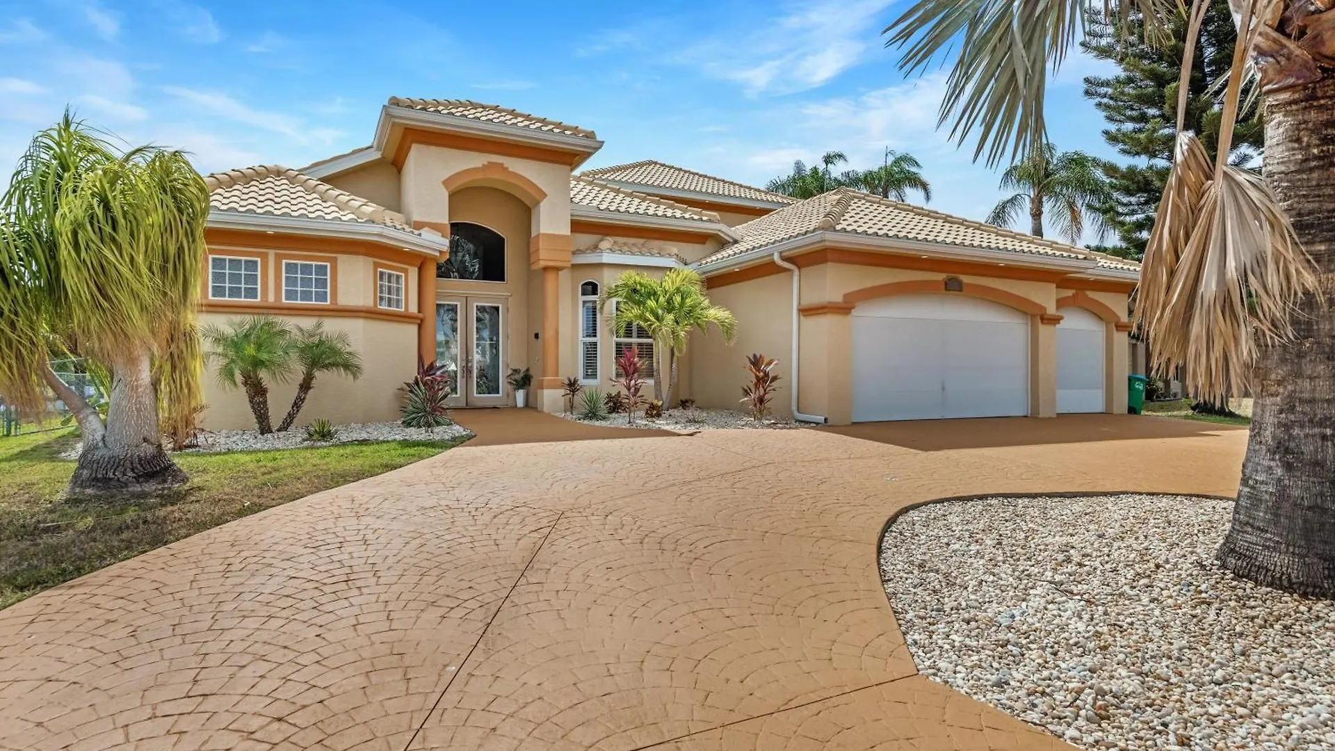 Holiday home Luxury Waterfront Pool, & Dock- Direct Gulf Access, Kayaks Walk To Beach!