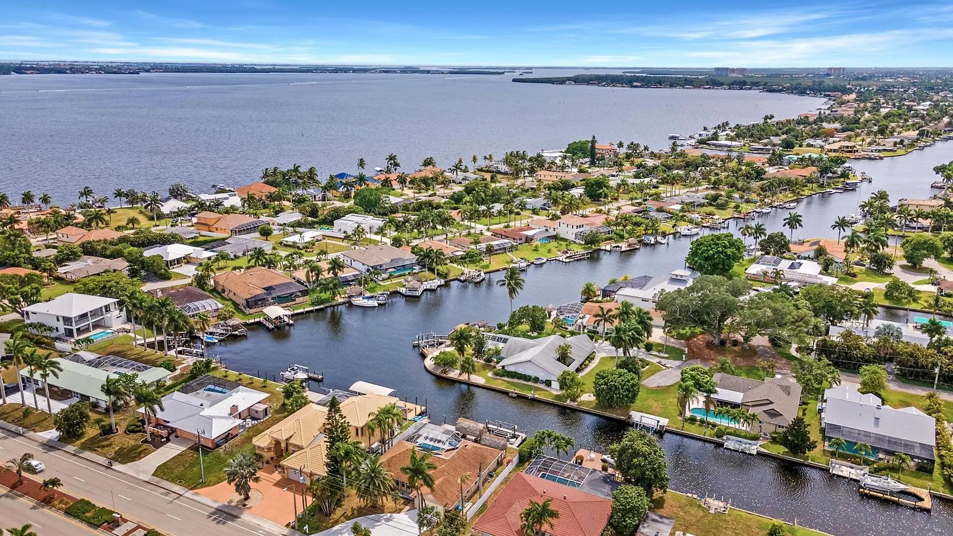 Holiday home Luxury Waterfront Pool, & Dock- Direct Gulf Access, Kayaks Walk To Beach! Cape Coral