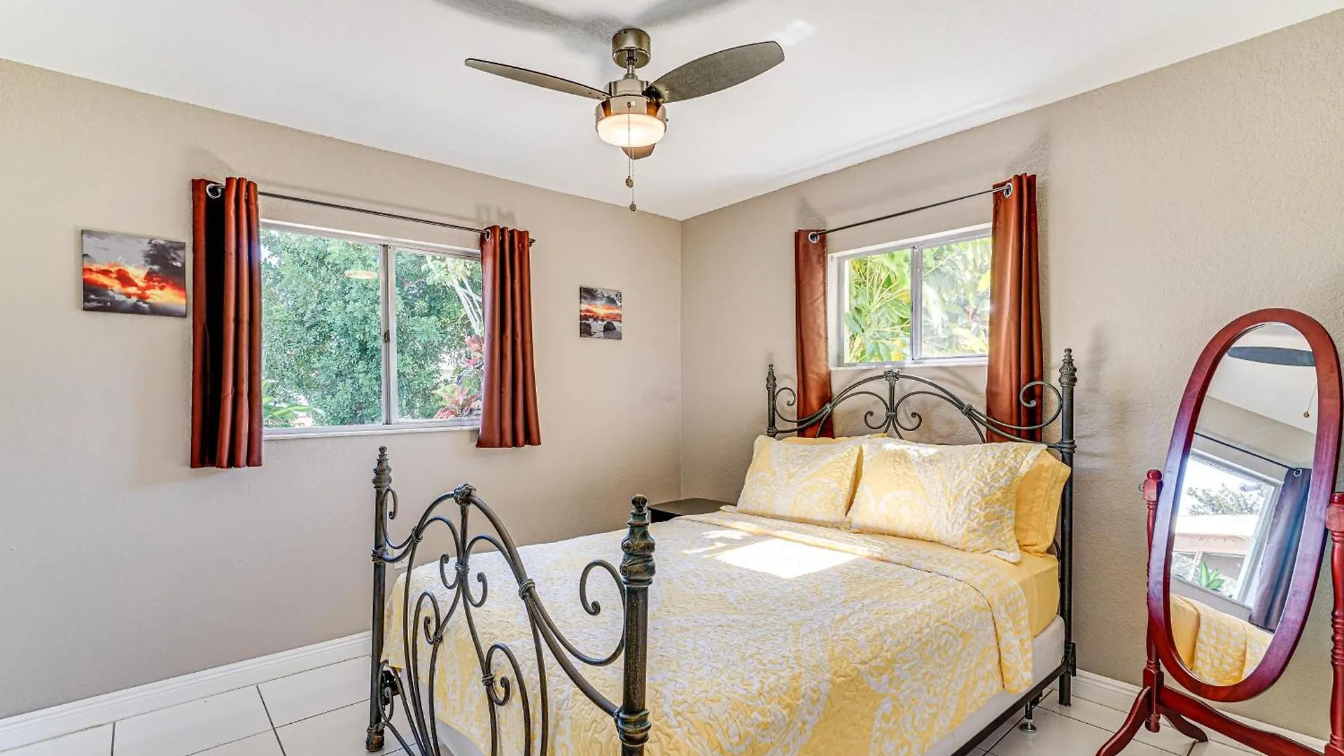 Holiday home Pet-friendly Paradise With Yard!