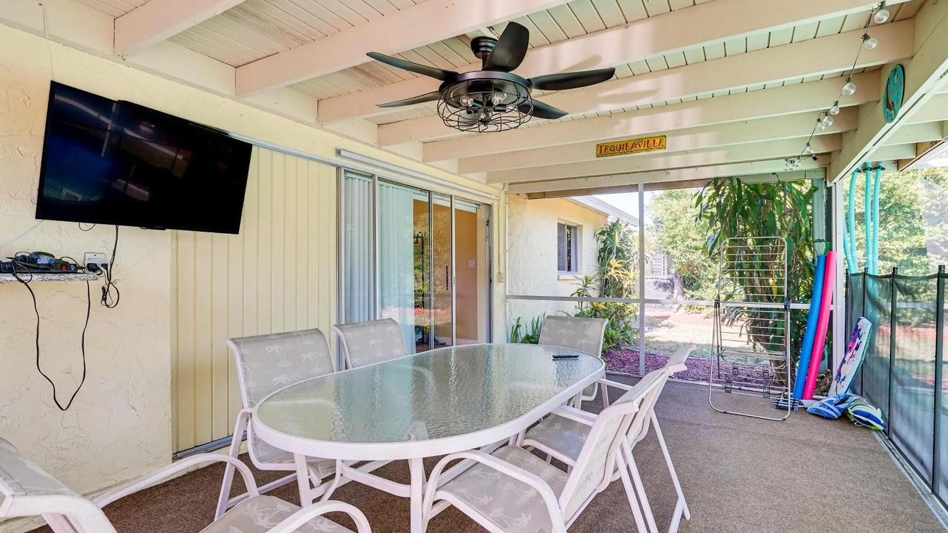 Holiday home Pet-friendly Paradise With Yard! *