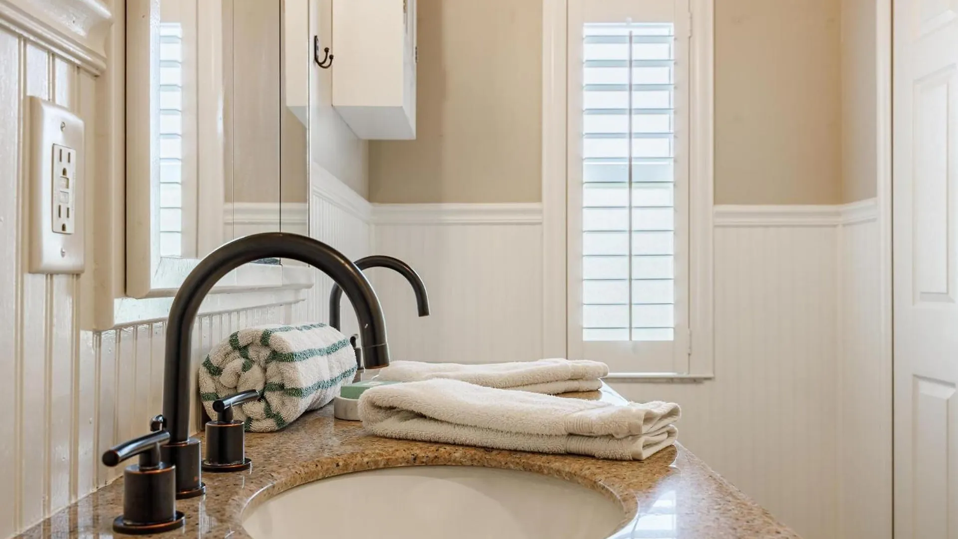 Pet Friendly Paradise - Sea Star - Roelens Vacations * Cape Coral