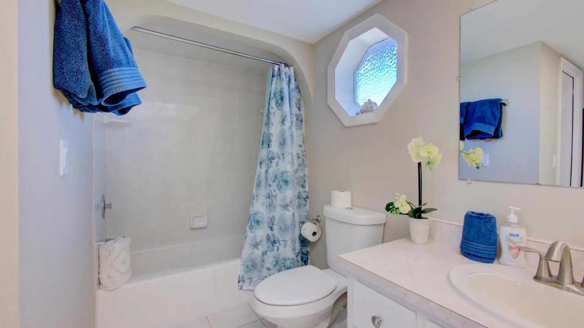 Charming Waterfront Getaway With Pool! Holiday home Cape Coral