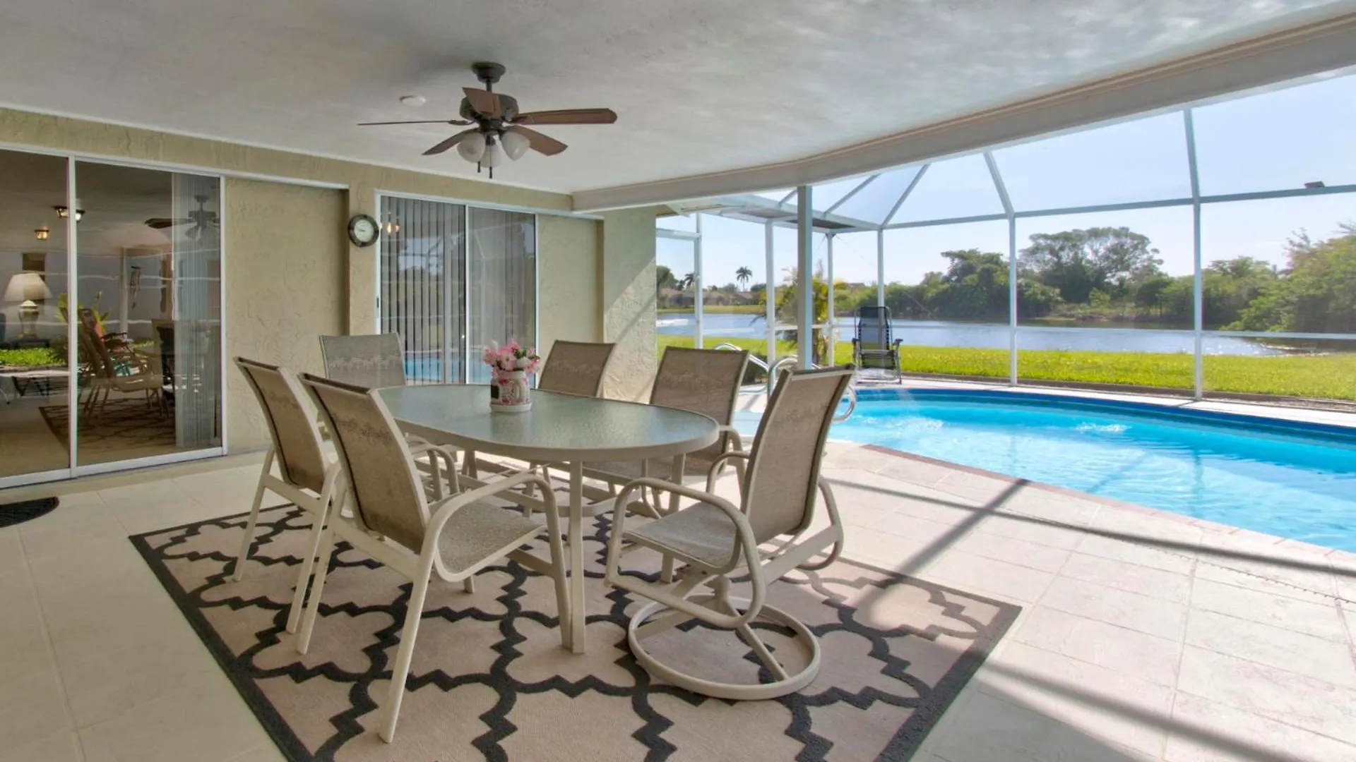 Charming Waterfront Getaway With Pool! Holiday home