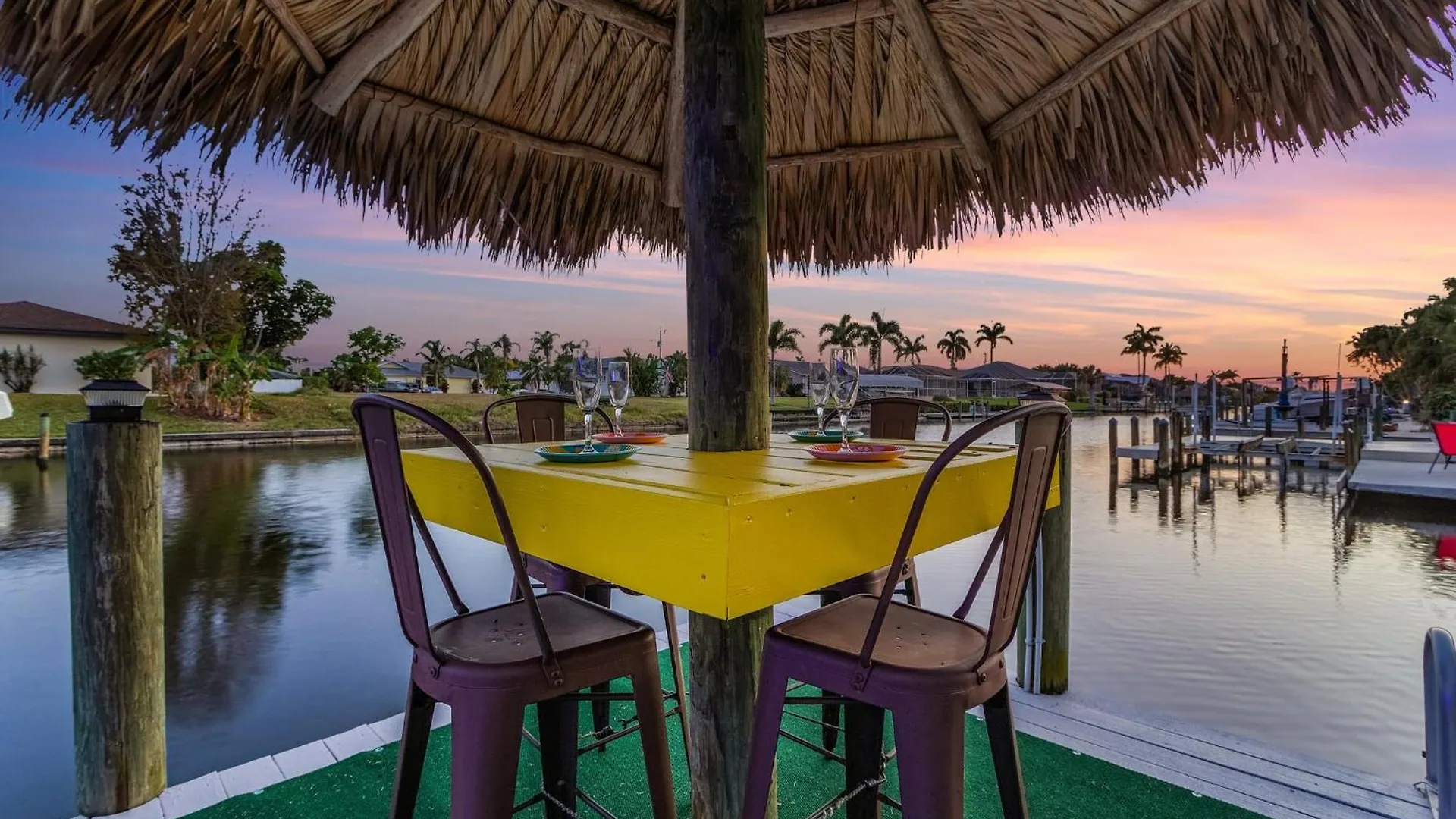 Pool And Spa, Tiki, Canal View, Sleeps10! - At Sunshine Funtime Holiday home
