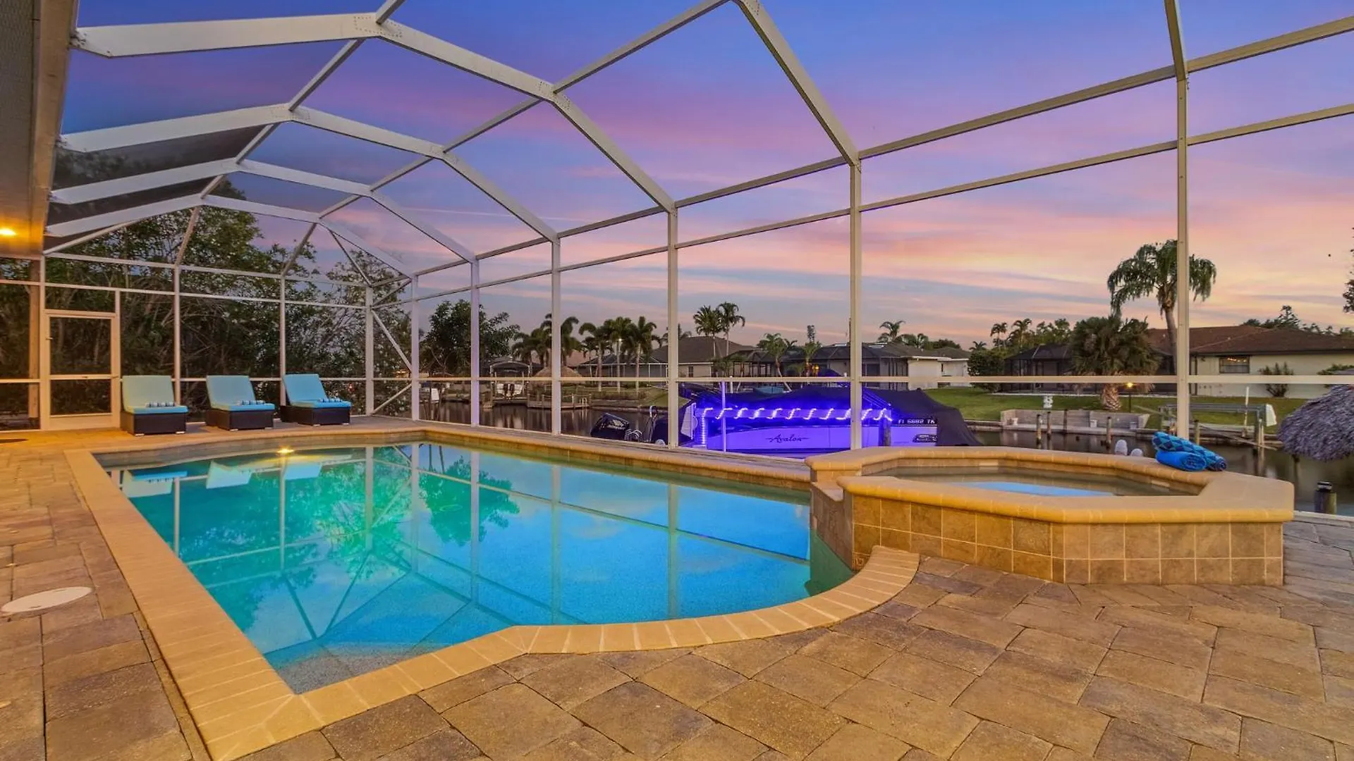 Holiday home Pool And Spa, Tiki, Canal View, Sleeps10! - At Sunshine Funtime Cape Coral
