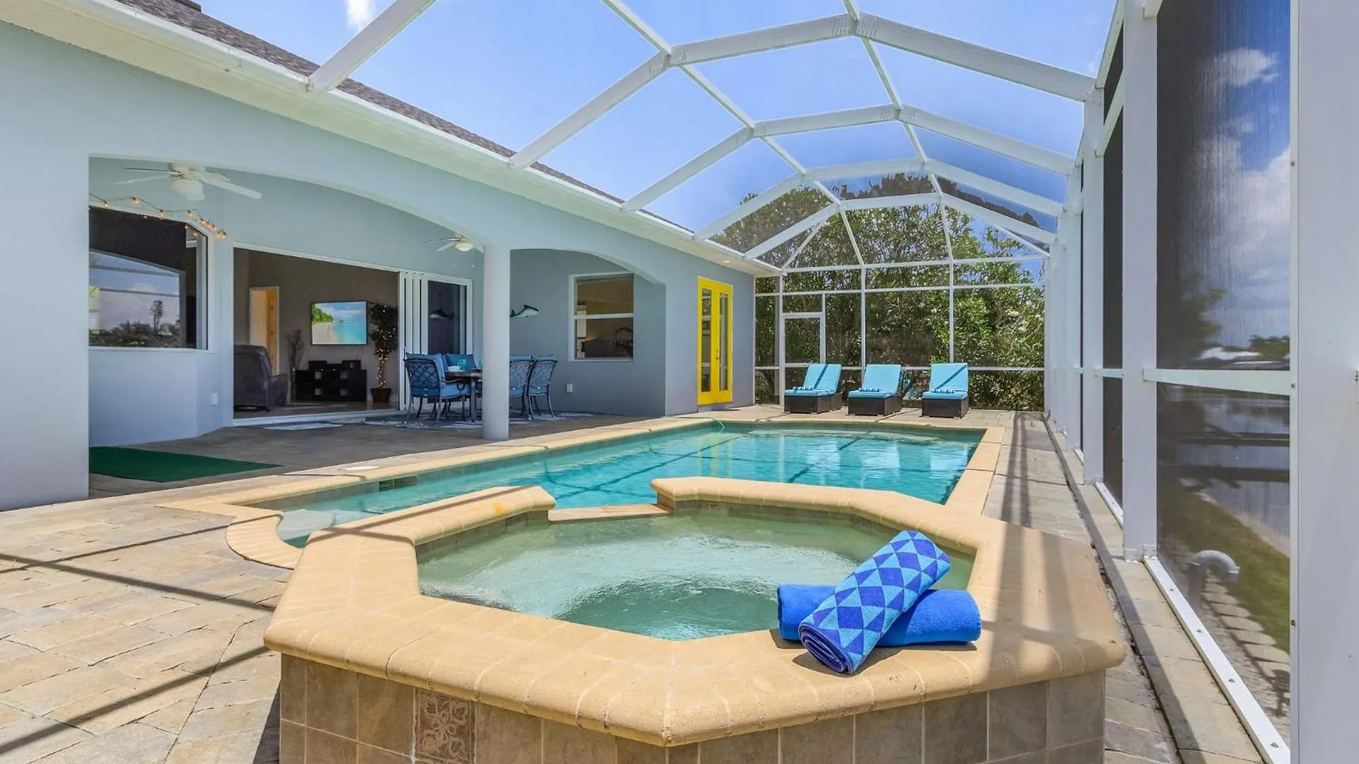 Pool And Spa, Tiki, Canal View, Sleeps10! - At Sunshine Funtime Holiday home *