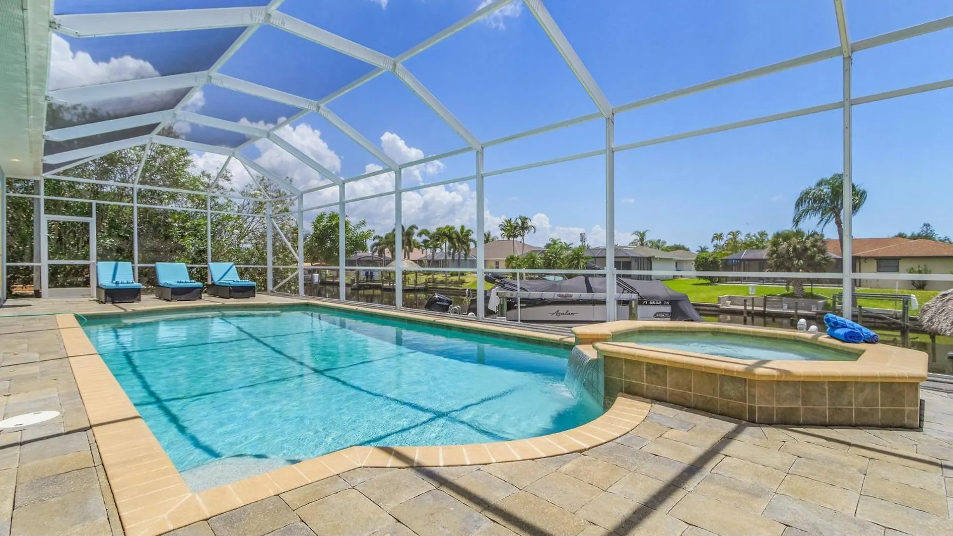 Pool And Spa, Tiki, Canal View, Sleeps10! - At Sunshine Funtime Holiday home *