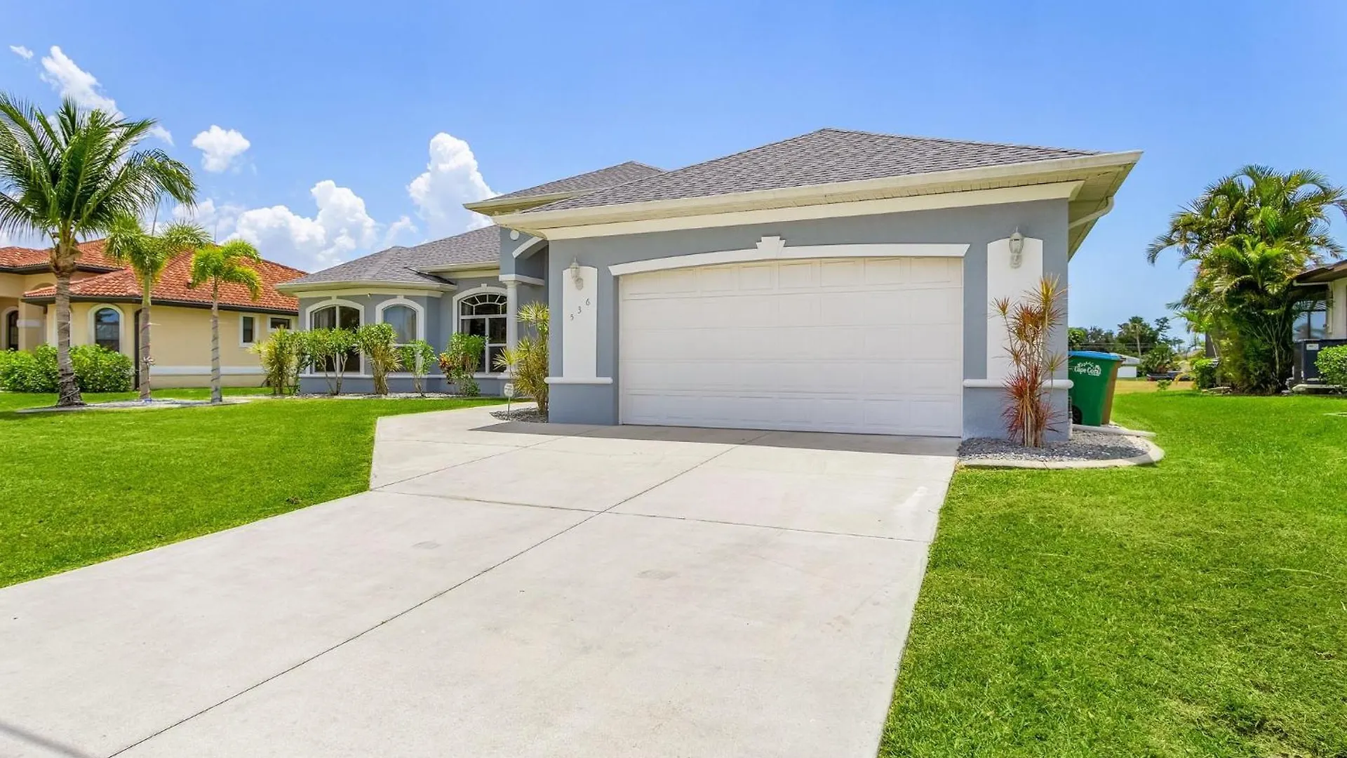 Pool And Spa, Tiki, Canal View, Sleeps10! - At Sunshine Funtime Holiday home Cape Coral