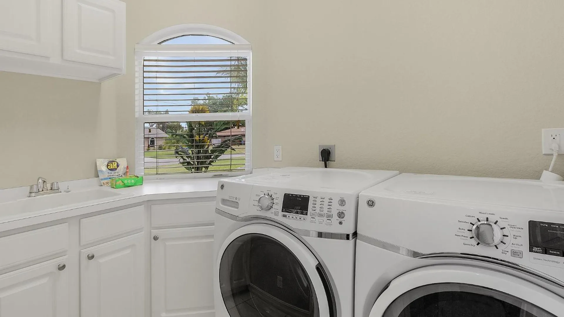Pool And Spa, Tiki, Canal View, Sleeps10! - At Sunshine Funtime Holiday home