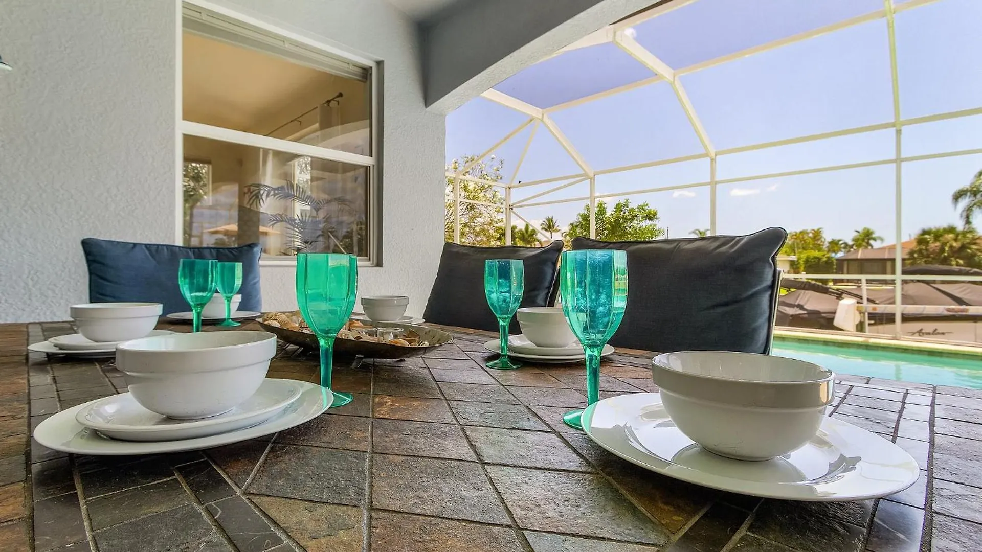 Holiday home Pool And Spa, Tiki, Canal View, Sleeps10! - At Sunshine Funtime *