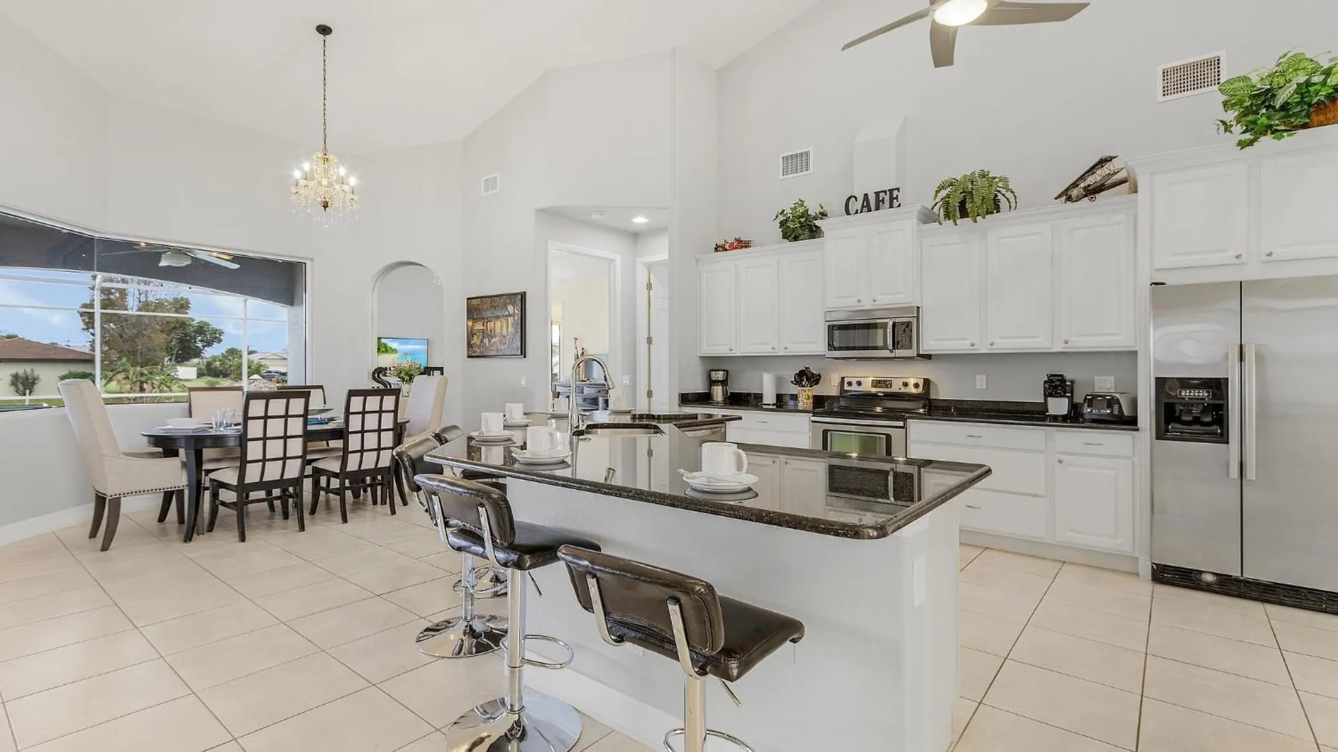 Holiday home Pool And Spa, Tiki, Canal View, Sleeps10! - At Sunshine Funtime Cape Coral