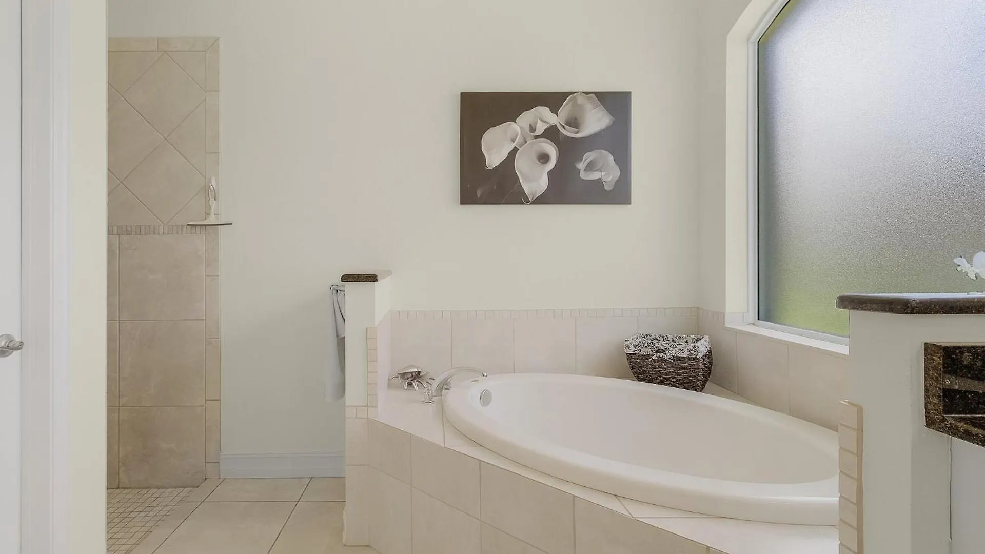 Pool And Spa, Tiki, Canal View, Sleeps10! - At Sunshine Funtime Holiday home