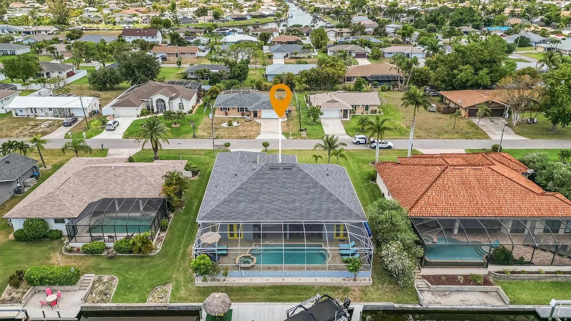 Pool And Spa, Tiki, Canal View, Sleeps10! - At Sunshine Funtime Holiday home *