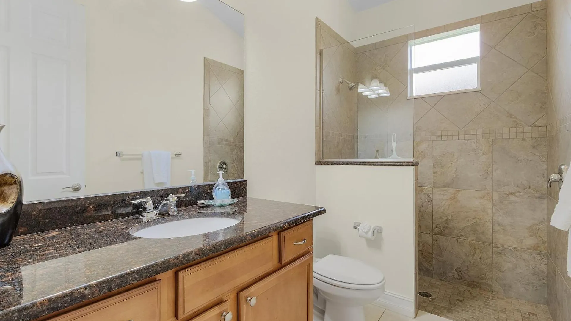 Holiday home Pool And Spa, Tiki, Canal View, Sleeps10! - At Sunshine Funtime *
