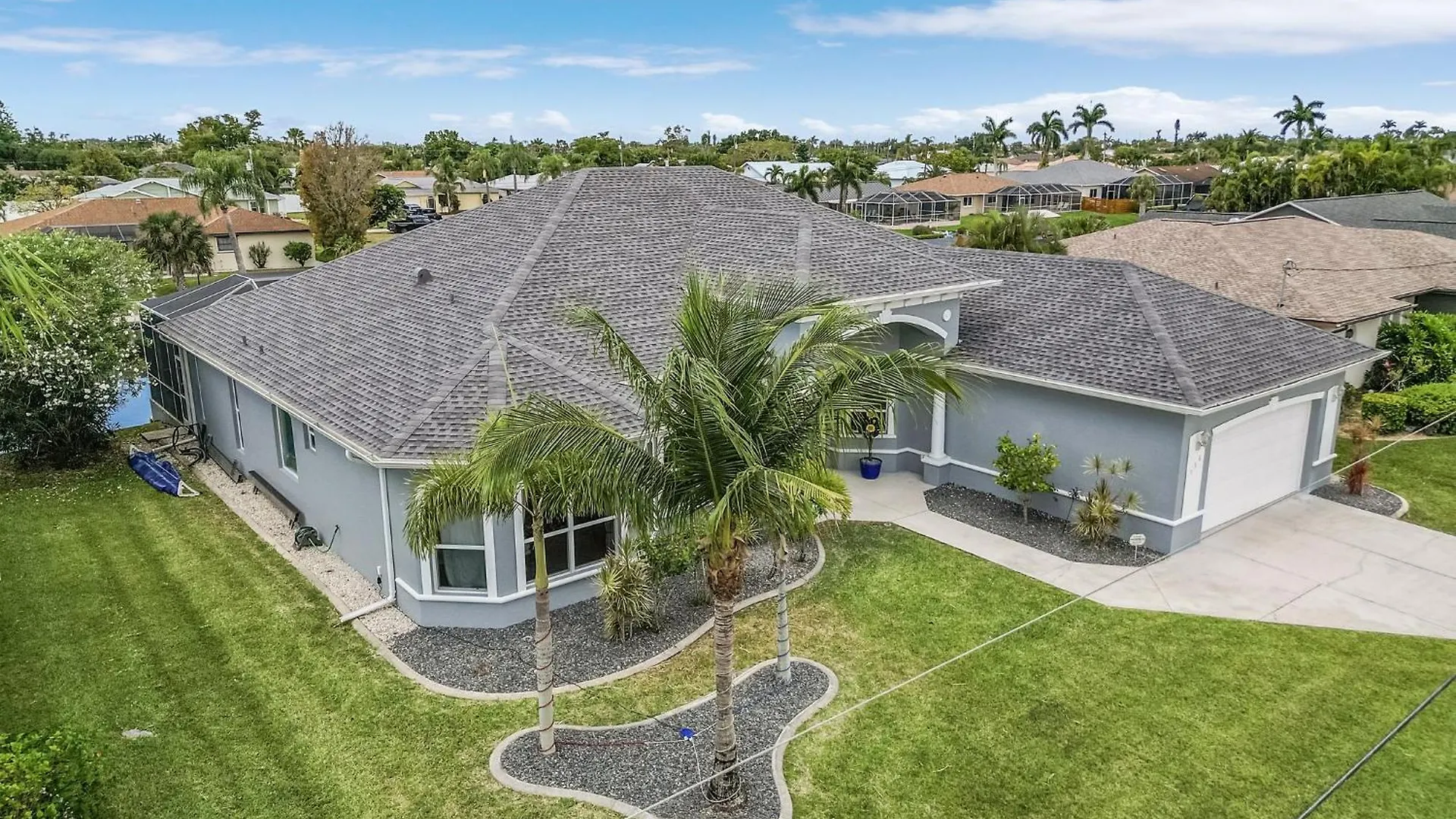 Pool And Spa, Tiki, Canal View, Sleeps10! - At Sunshine Funtime Holiday home *