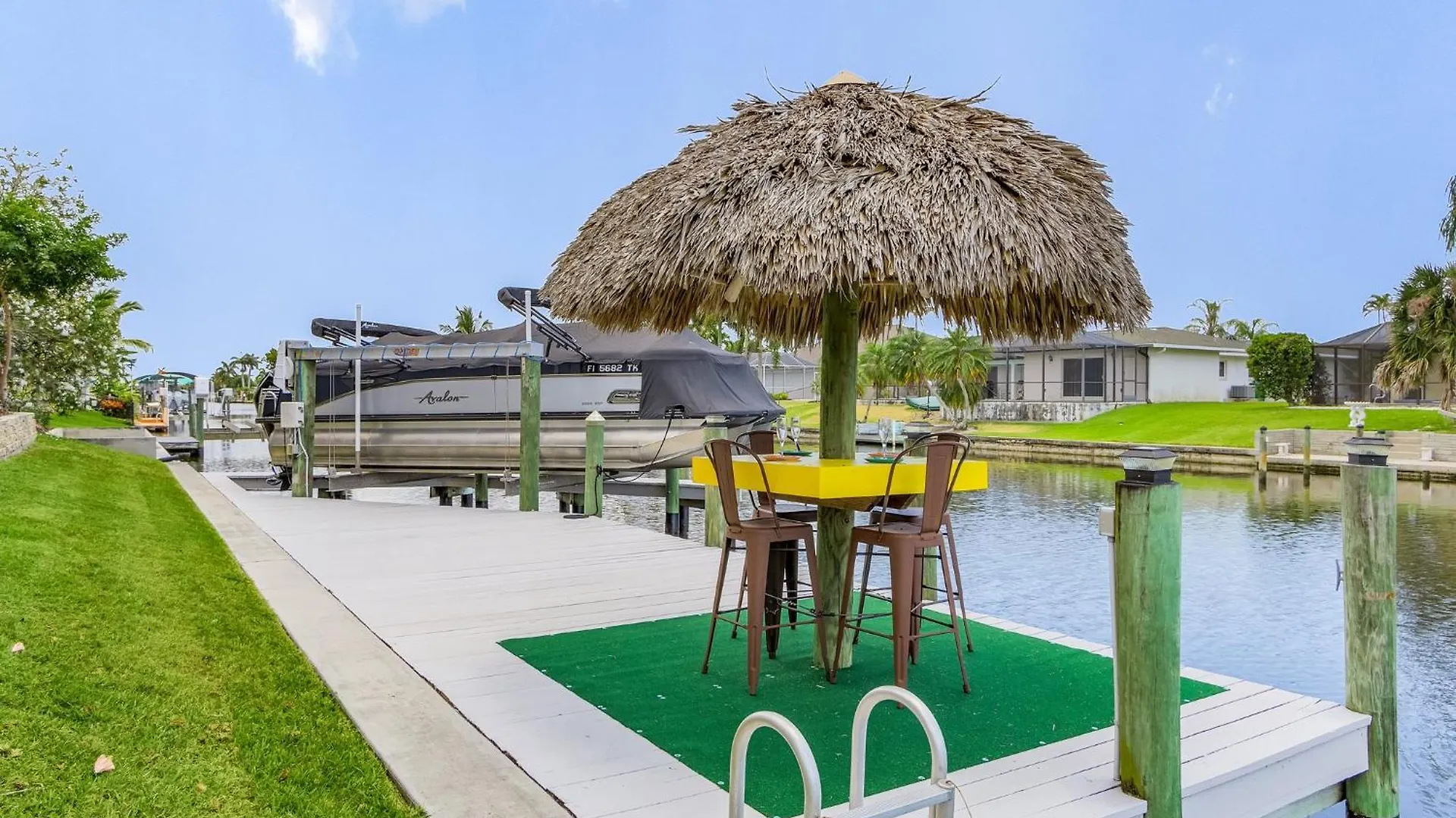 Pool And Spa, Tiki, Canal View, Sleeps10! - At Sunshine Funtime Holiday home Cape Coral
