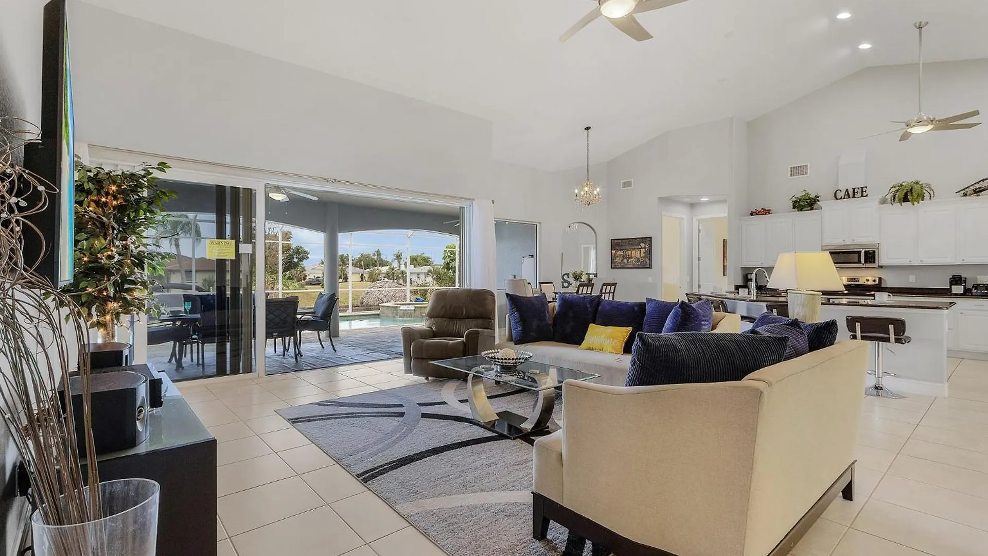 Holiday home Pool And Spa, Tiki, Canal View, Sleeps10! - At Sunshine Funtime