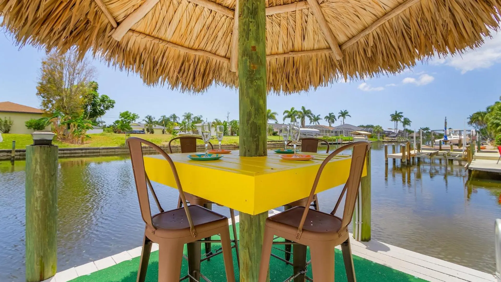 Pool And Spa, Tiki, Canal View, Sleeps10! - At Sunshine Funtime