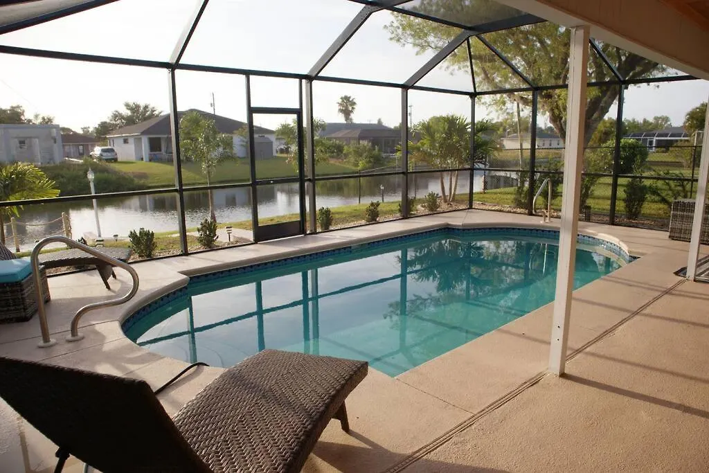Cozy Retreat, Heated Pool, Water Canal, Bikes,3 Bedroom Cape Coral