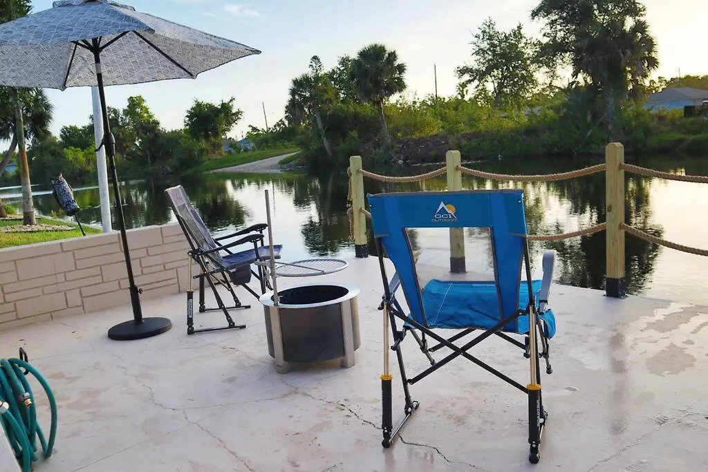 Cozy Retreat, Heated Pool, Water Canal, Bikes,3 Bedroom *