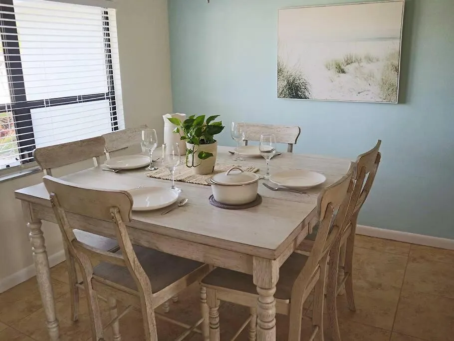 Holiday home Cozy Retreat, Heated Pool, Water Canal, Bikes,3 Bedroom Cape Coral