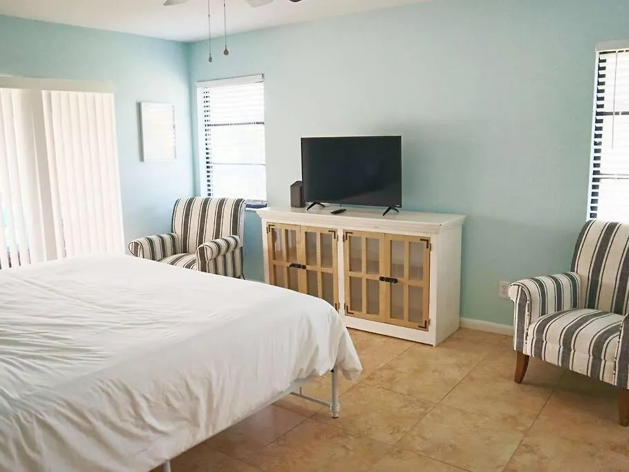 Cozy Retreat, Heated Pool, Water Canal, Bikes,3 Bedroom *