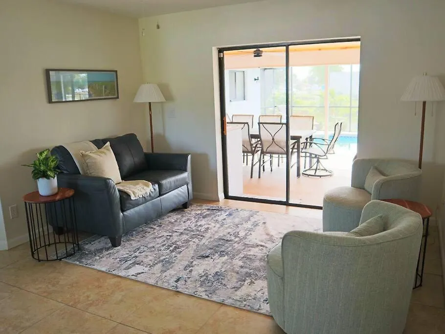 Cozy Retreat, Heated Pool, Water Canal, Bikes,3 Bedroom Cape Coral