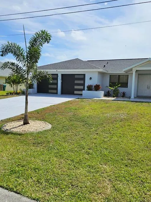 Holiday home Cozy Retreat, Heated Pool, Water Canal, Bikes,3 Bedroom Cape Coral