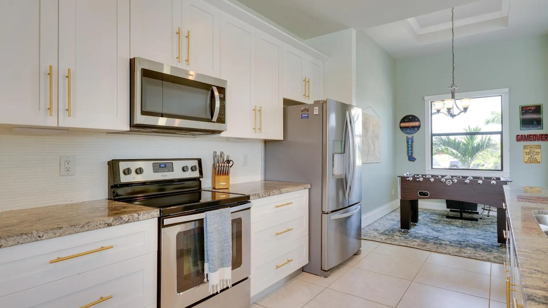 Chic With Pool And Gulf Access Canal! Holiday home