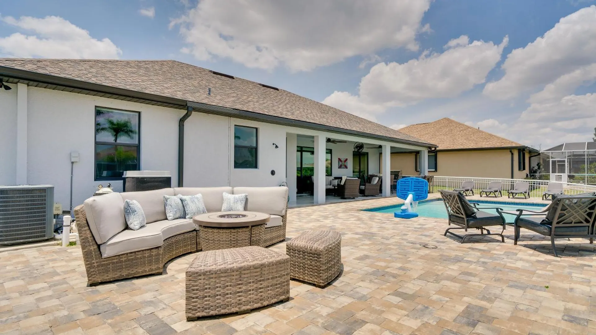 Chic With Pool And Gulf Access Canal! Holiday home *