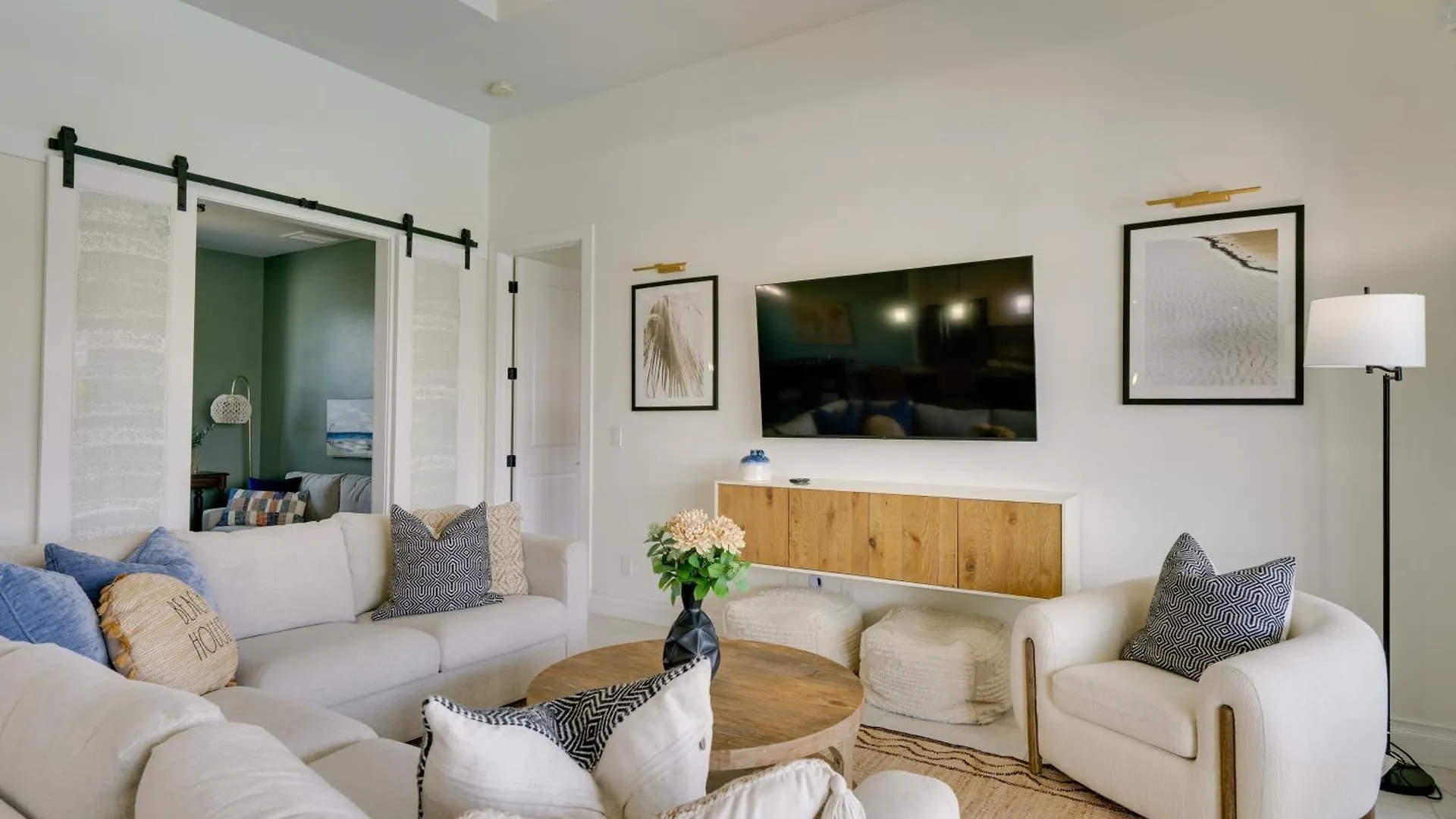 Chic With Pool And Gulf Access Canal! Holiday home *