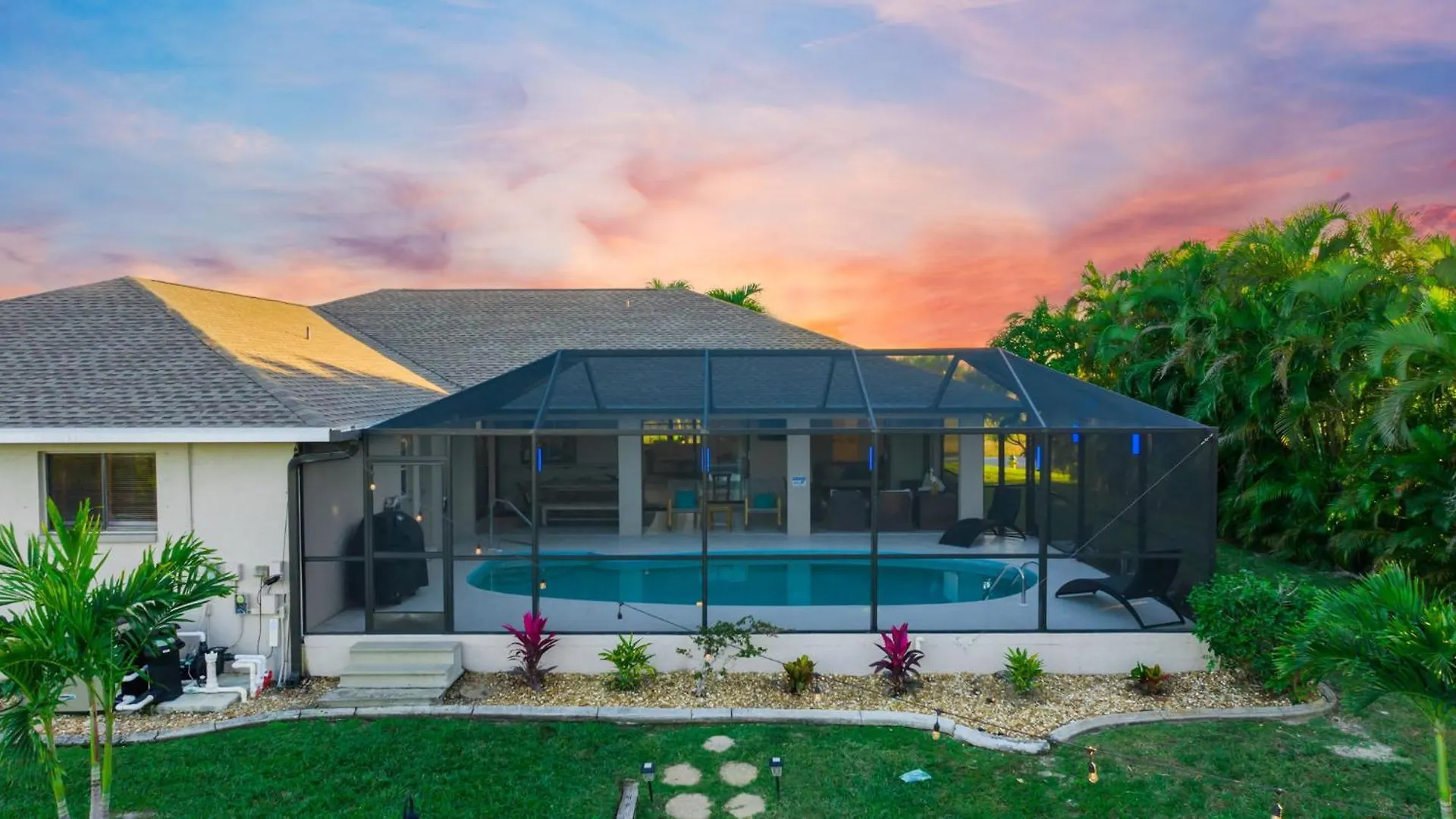 Waterfront Paradise With Htd Pool Kayaks & Games Villa Cape Coral