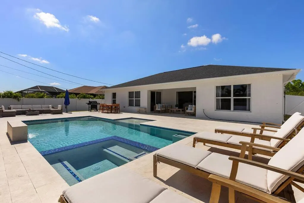 Blissful Poolside Haven *