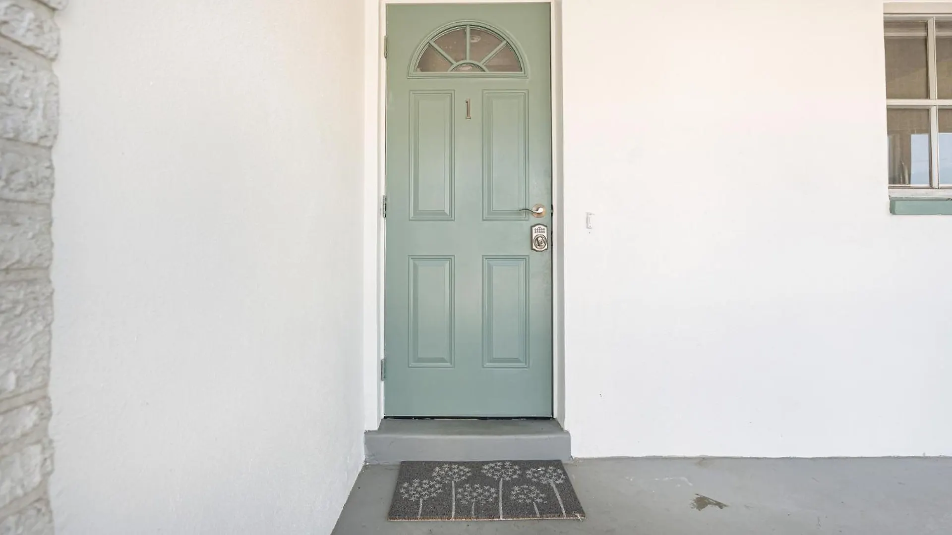 2 Bedroom 2 Bathroom In Yacht Club Area *